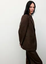 Pantalón de tiro alto y diseño recto, confeccionado en mezcla de lana con tejido jaspeado y cierre de cremallera lateral.