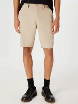 Bermuda de corte recto estilo chino, confeccionada en lino, con ruedo doblado y cierre frontal.