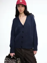 Cardigan de punto color marrón con textura jaspeada, escote en V, cierre frontal con botones y diseño de hombros caídos.