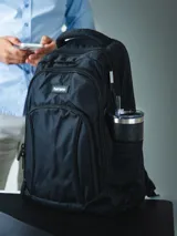 Mochila urbana Terrano de color negro, con diseño funcional de tres compartimentos con cierre. Incluye espacio interno para laptop, bolsillos laterales porta botella y correas de ajuste lateral.