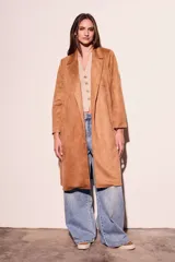 Trench largo color beige de gamuza sintética, con solapas y corte recto.