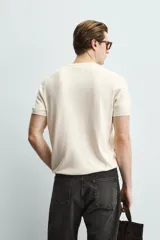 Camiseta de punto de corte regular, confeccionada en una mezcla de viscosa. Presenta cuello redondo y mangas cortas con acabados en rib.