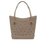 Bolso tipo tote Crocs Classic Medium Tote, color tostado, con diseño perforado para personalizar con Jibbitz, doble asa de hombro y la marca en relieve en el frente.