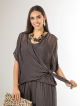 Blusa cruzada de seda italiana, color marrón, con diseño envolvente y lazo para atar en el lateral. Incluye una musculosa básica al tono para usar debajo.