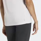 Remera de entrenamiento Adidas con tecnología AEROREADY de absorción de humedad. Presenta cuello redondo, mangas cortas y el logo de la marca estampado en el frente. Cuenta con diseño FreeLift para mayor libertad de movimiento y espalda en malla para mayor ventilación.