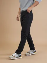 Pantalón de jean negro de corte recto.