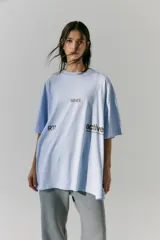 Remerón celeste de manga corta con estampa en serigrafía en frente y espalda.