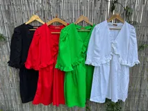 Vestido corto verde manzana de lino, con escote en V con volados y mangas abullonadas.