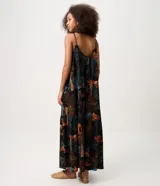 Vestido largo negro con estampado tropical y de animales, de corte evasé, tirantes finos regulables y escote en U.