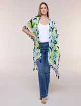 Kimono de gasa ligera con estampado floral en tonos verde, azul y celeste, de corte amplio y abierto al frente, con mangas cortas y detalle de borlas en el ruedo asimétrico.