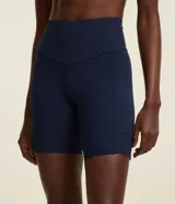 Bermuda deportiva Get Over de poliamida color negro, de tiro alto y diseño ajustado tipo biker, sin estampado.