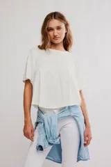 Remera corta de corte relajado y silueta holgada de la colección We The Free, confeccionada en una mezcla de lino y algodón con acabado jaspeado y cuello redondo.
