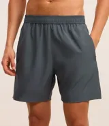 Bermuda deportiva masculina color verde oliva, confeccionada en poliéster y elastano. Posee cintura elástica con cordón interno ajustable y estampa reflectante en el lateral. Ideal para actividades deportivas.