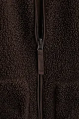 Campera de sherpa color marrón oscuro, con cuello elevado, cierre frontal y bolsillos de parche en los laterales.