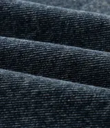 Pantalón jean Ashua de corte recto y tiro medio con lavado marmolado, confeccionado en algodón, con bolsillos funcionales y cintura con pasacintos.