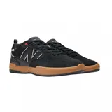 Championes New Balance modelo 808, color negro con detalles en blanco y suela color caramelo.