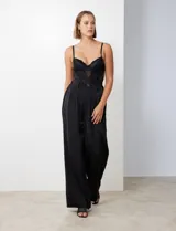 Pantalón palazzo de satén con tiro alto, pretina con pasadores, cierre y botón frontal, y elástico en la parte trasera. Cuenta con bolsillos laterales verticales.