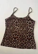 Musculosa marrón con estampado animal print, breteles finos y corte ajustado.