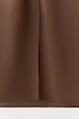 Vestido midi de escote recto y diseño strapless, con corte recto y abertura en la espalda.