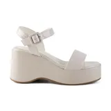 Sandalias de plataforma color beige con tira ancha sobre los dedos y pulsera al tobillo con hebilla.