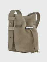 Cartera tipo bucket Longchamp modelo Le Roseau Velvety tamaño XS, confeccionada en gamuza color gris taupe con detalles de cuero liso. Cuenta con cierre de cordón ajustable con detalle de bambú metálico plateado y correa ajustable.