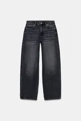 Jeans de tiro medio con corte relaxed fit y balloon leg, color azul denim. Cuenta con cintura con trabillas, cinco bolsillos y cierre frontal con cremallera y botón. Modelo ZARA WOMAN COLLECTION.