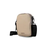 Bandolera de cuero sintético color negro, con doble cierre superior y correa de galón ajustable. Incluye un bolsillo interior de fácil acceso.