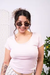 Remera blanca de manga corta con escote cuadrado.