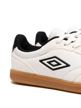 Championes Umbro modelo Track, color negro, con suela de goma color caramelo. Presenta el logo Umbro en el lateral en color blanco.