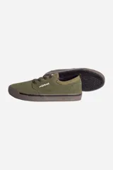 Zapatilla casual de cuero color verde militar, estilo skate o casual, con suela de goma marrón oscuro. Presenta el logo de la marca "Mistral" en blanco en el lateral.