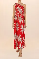 Vestido largo de color rojo con estampado de flores blancas. Tiene un solo tirante y cintura elastizada.
