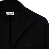 Campera Lacoste de corte clásico con cierre frontal completo, cuello alto y bolsillos laterales. Confeccionada en tejido de doble cara, presenta el logo de la marca bordado en el pecho en el mismo tono.
