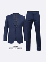 Traje de corte slim compuesto por saco de dos botones con solapas clásicas y bolsillos laterales, y pantalón de vestir a juego con bolsillos frontales y traseros.