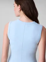 Vestido midi sin mangas de corte ajustado, confeccionado en tejido de punto elástico con cuello redondo y detalle de monograma bordado en el pecho.