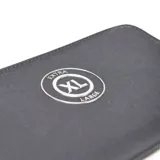 Billetera tipo fichero de color negro, con cierre perimetral y logo circular metálico de la marca XL en el frente.