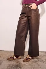 Pantalón marrón de cuero vegano, corte wide leg y tiro medio.