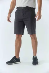 Bermuda tipo chino de gabardina texturizada, con diseño de cinco bolsillos, cierre de cremallera y botón frontal.