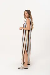 Vestido tejido de punto a rayas verticales en tonos marrón, beige, amarillo y celeste.