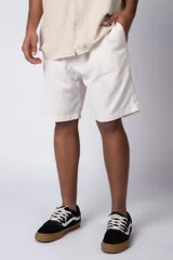 Bermuda de lino color beige, de corte recto y diseño minimalista con bolsillos laterales.