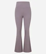 Pantalón deportivo Get Over modelo flare, confeccionado en microfibra acanalada de color lila. Presenta un corte ajustado en caderas y muslos con apertura acampanada desde la rodilla.