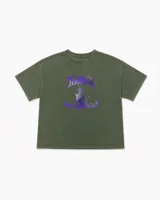 Remera oversize de algodón con acabado stone wash en color verde. Presenta un estampado frontal en serigrafía con tipografía gótica y una figura central con halo solar.