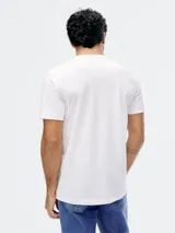 Camiseta básica de manga corta y cuello redondo, color rojo oscuro.