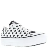 Championes Converse Chuck Taylor All Star Lift con plataforma, diseño de lunares negros sobre base blanca, confeccionados en lona de algodón con cierre de cordones.