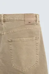 Bermuda de denim de algodón, color verde claro lavado, de corte recto y tiro medio. Presenta cinco bolsillos y cierre frontal con cremallera y botón.