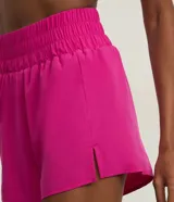 Bermuda deportiva tipo runner color fucsia, con cintura alta elástica y bombacha interna incorporada.