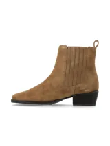 Bota de gamuza color marrón claro, de caña baja con elásticos laterales y lengüeta posterior. Presenta punta cuadrada y taco ancho.