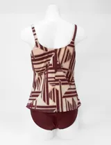 Tankini estampado de la marca Club del Sol, confeccionado con tejido italiano. Consta de una musculosa con escote en V fruncido, copa armada con sujetador interno y forro, combinada con una bombacha de bikini clásica a juego.