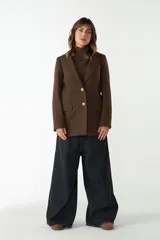 Blazer marrón de lana con solapas de muesca, cierre con dos botones dorados, bolsillos con solapa y forro interior a tono.