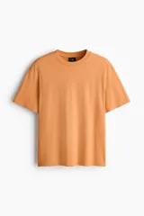 Remera de algodón de peso medio, color naranja, con cuello redondo ribeteado y hombros caídos de corte relajado.