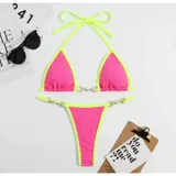 Bikini de dos piezas con corpiño triangular y bombacha colaless. El diseño destaca por sus detalles de cadenas doradas con perlas incrustadas en los breteles del corpiño y en los laterales de la bombacha. Presenta una combinación de colores vibrantes en amarillo y naranja.